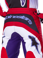 Alpinestars 2025 Fluid Wurx broek, motorcrossbroek, Purple Bright Red, close-up achteraanzicht met opvallende Alpinestars-branding op het zwarte zitvlak, rood, wit en paars kleurblok-ontwerp, professionele off-road race-uitrusting