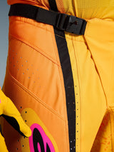 Alpinestars 2026 Techstar Nomur broek, motorcrossbroek, oranje geel roze, close-up van de taille met de SX2 magnetische gespsluiting, zwarte verstelband en lasergesneden ventilatieperforaties op duurzaam ripstop-materiaal