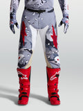 Alpinestars Racer Air Lone broek, heren motocrossbroek, grijs camouflage en rood, geperforeerde stof, lederen binnenknieën.