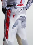 Alpinestars Racer Air Lone motocrossbroek, grijs camouflage en rood, geperforeerd polyweefsel met leren kniestukken.