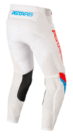 Alpinestars Techstar Quadro broek, motorcrossbroek, off-white blauw neon helderrood, achteraanzicht met lichtblauw 'ASTARS'-logo op de tailleband, mesh ventilatiepanelen, zwart leren patch aan de binnenkant van het been en opvallende rode branding aan de zijkant.