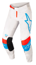 Alpinestars Techstar Quadro crossbroek, motorcrossbroek, gebroken wit met blauwe en neon felrode accenten, voorzien van een groot blauw sterlogo op het linkerbeen, AST 63-logo op het rechterbeen, zwarte kniestukken aan de binnenkant, rode gespsluiting en geperforeerde ventilatiezones voor off-road prestaties