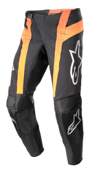 Alpinestars 2023 Techstar Sein motorcrossbroek, zwart en feloranje, voorzien van verticale oranje panelen met geperforeerde ventilatie, versterkte leren kniestukken, zilveren logo's op de dijen en schenen, race-fit ontwerp
