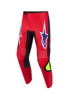 Alpinestars 2026 Fluid Grid broek, motorcross broek, rood, zwart en paars, voorzien van grote paarse sterlogo's met witte contouren op de dijen, zwarte stretchpanelen aan de binnenkant van de benen, neongeel accent op het scheenbeen, duurzame poly-stof constructie voor off-road rijden