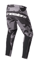 Alpinestars 2023 Racer Tactical broek, crossbroek, Iron Camo grijs en zwart camouflage, achteraanzicht met witte Alpinestars-branding op het zitvlak, zwarte versterkte panelen en technische stretchzones voor off-road rijden