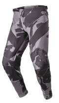 Alpinestars 2023 Racer Tactical Pants, motorcrossbroek, grijs en zwart camouflagepatroon, met leer versterkte binnenkant van de benen, ratelsluiting in de taille, duurzame constructie van 600D poly-stof