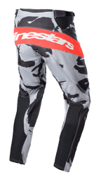 Alpinestars 2023 Racer Tactical crossbroek, motorcrossbroek, Cast Gray Camo en Mars Red, grote rode horizontale band met wit Alpinestars-logo op de achterkant, camouflagepatroon met zwarte panelen, sportief ontwerp voor motorcross en off-road