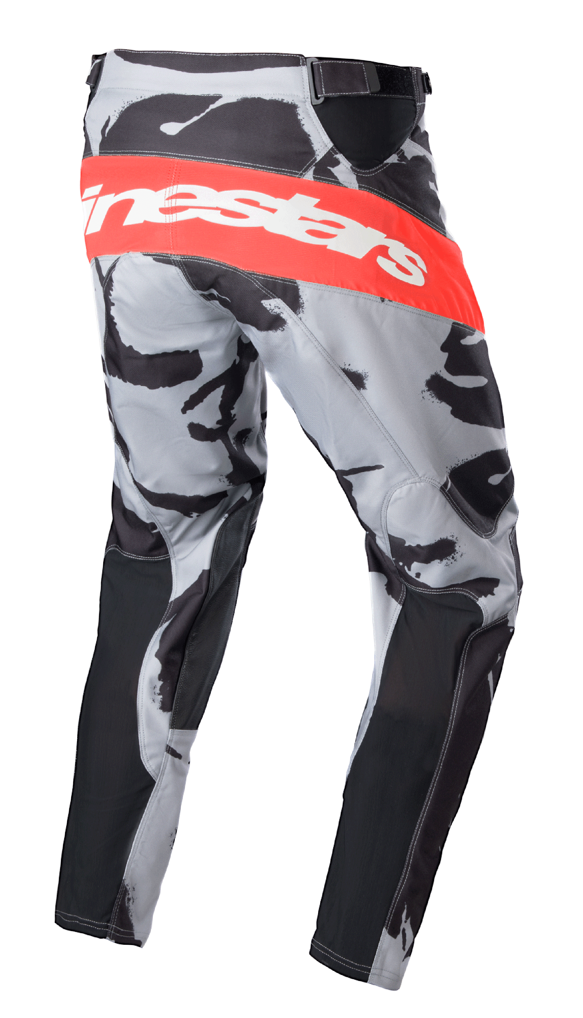 Alpinestars 2023 Racer Tactical crossbroek, motorcrossbroek, Cast Gray Camo en Mars Red, grote rode horizontale band met wit Alpinestars-logo op de achterkant, camouflagepatroon met zwarte panelen, sportief ontwerp voor motorcross en off-road
