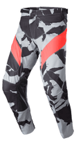 Alpinestars 2023 Racer Tactical Pants, motorcrossbroek, grijs camouflagepatroon met zwarte en Mars Red diagonale accenten, met leer versterkte binnenbeenpanelen, ratelsluiting in de taille, ergonomisch voorgevormd ontwerp voor off-road rijden