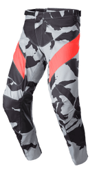 Alpinestars 2023 Racer Tactical Pants, motorcrossbroek, grijs camouflagepatroon met zwarte en Mars Red diagonale accenten, met leer versterkte binnenbeenpanelen, ratelsluiting in de taille, ergonomisch voorgevormd ontwerp voor off-road rijden