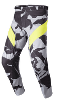 Alpinestars 2023 Racer Tactical Pants, motorcrossbroek, Cast Gray Camo en Yellow Fluo, met een grijs camouflagepatroon met opvallende gele dijbeenpanelen, zwart leren knieverstevigingen aan de binnenzijde en een ratelsluiting in de taille voor off-road racen
