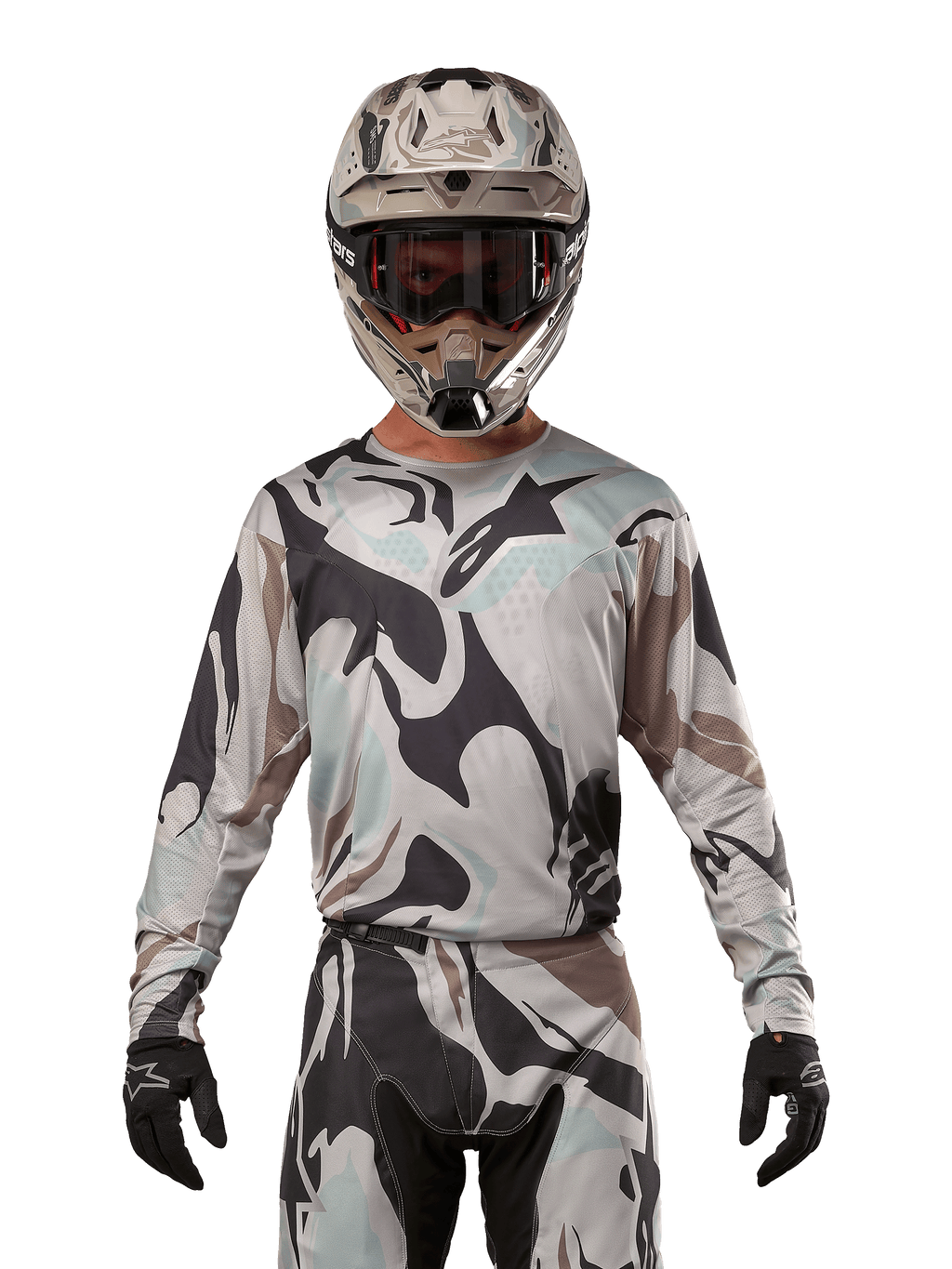 Alpinestars 2024 Racer Tactical Jersey, motocross shirt, Iron Camo Dust Gray camouflagepatroon, rijder met bijpassende helm en crossbril en zwarte handschoenen, technische kleding voor off-road racing