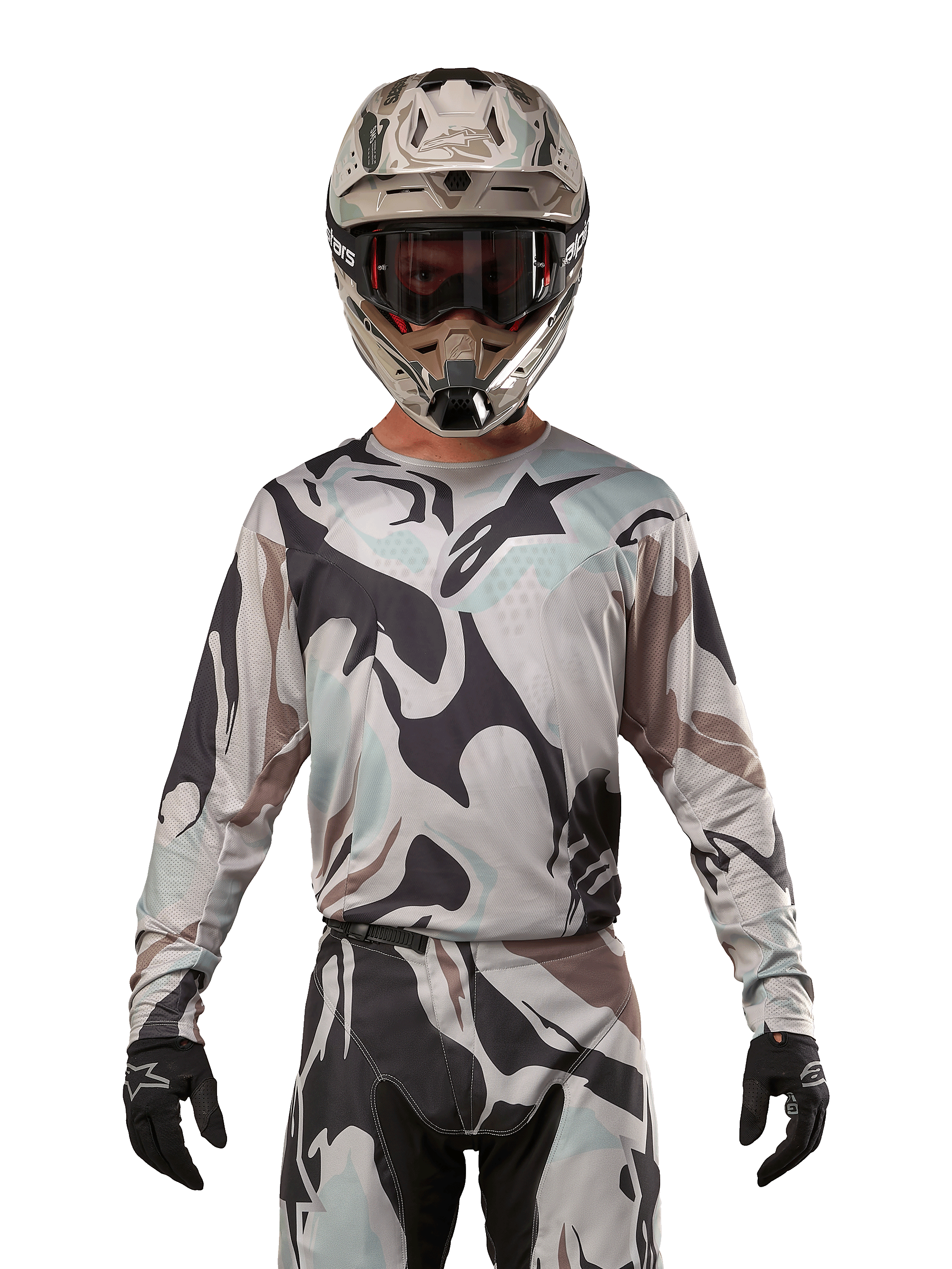 Alpinestars 2024 Racer Tactical Jersey, motocross shirt, Iron Camo Dust Gray camouflagepatroon, rijder met bijpassende helm en crossbril en zwarte handschoenen, technische kleding voor off-road racing