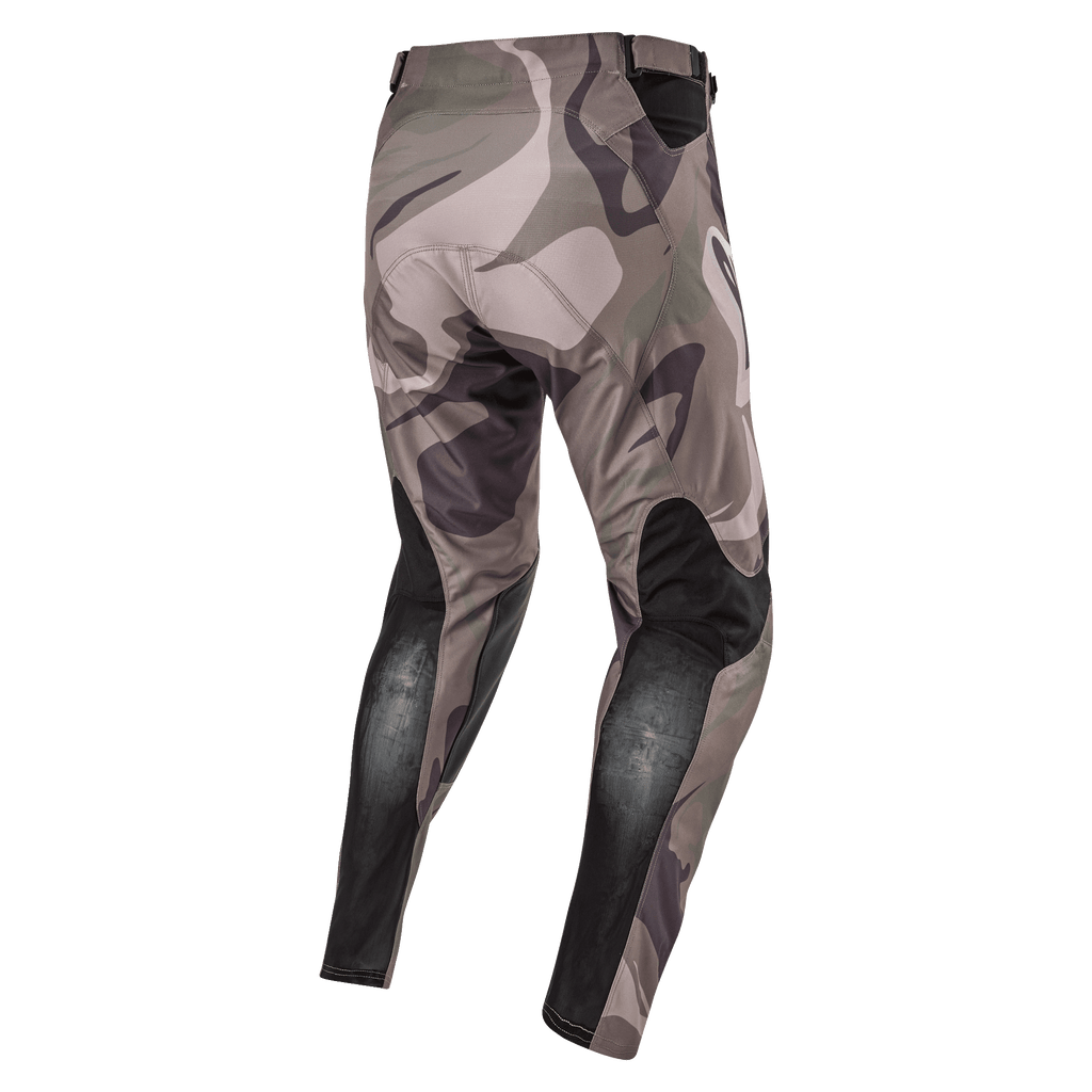 Alpinestars 2024 Racer Tactical broek, motorcrossbroek, Military Green Camo Brown, achteraanzicht met zwarte ademende stretchpanelen op de onderbenen en camouflage-ontwerp, duurzaam textiel voor off-road racen