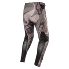 Alpinestars 2024 Racer Tactical broek, motorcrossbroek, Military Green Camo Brown, achteraanzicht met zwarte ademende stretchpanelen op de onderbenen en camouflage-ontwerp, duurzaam textiel voor off-road racen