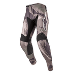 Alpinestars 2024 Racer Tactical crossbroek, motorcross broek, legergroen en bruin camouflagepatroon, voorzien van zwarte stretchpanelen op de binnenzijde van de dijen en knieën, wit Alpinestars-logo op de dij, ergonomisch voorgebogen ontwerp voor off-road racen