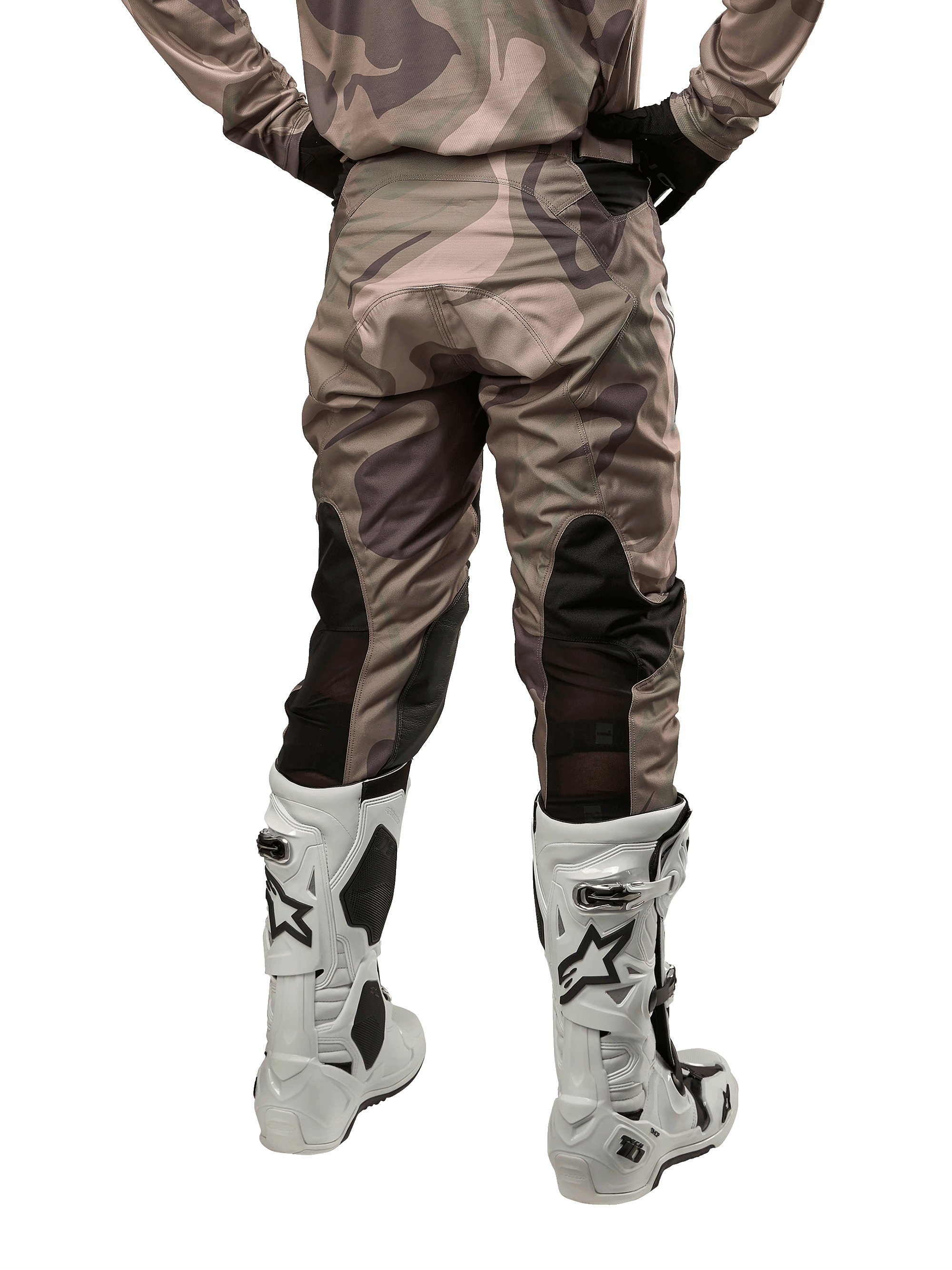 Alpinestars 2024 Racer Tactical crossbroek, motorcross broek, legergroen camouflage bruin, achteraanzicht met camouflagepatroon en zwarte ademende stretchpanelen op de onderbenen, gedragen met witte motorcrosslaarzen, duurzame technische uitrusting voor off-road rijden