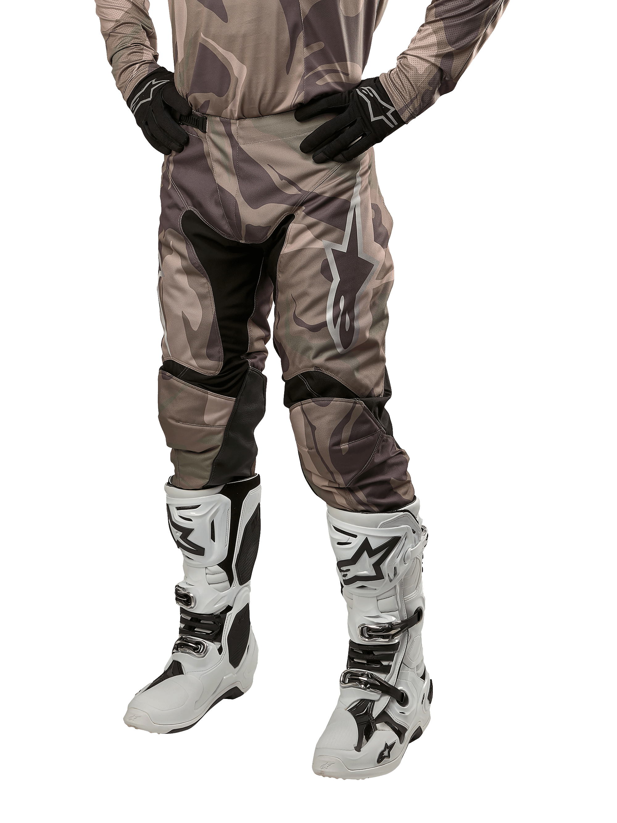 Alpinestars 2024 Racer Tactical broek, motorcross broek, militair groen camouflagebruin, gedragen met bijpassende camouflage jersey, zwarte handschoenen en witte laarzen met ster-logo's, voorzien van zwarte stretchpanelen en een ergonomisch ontwerp, off-road outfit op een witte achtergrond