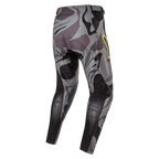 Alpinestars 2024 Racer Tactical broek, motorcross broek, Cast Gray Camo Magnet, achteraanzicht met grijs camouflagepatroon en zwarte versterkte panelen, geel logo-accent op de heup, technisch ripstop-materiaal voor off-road racing