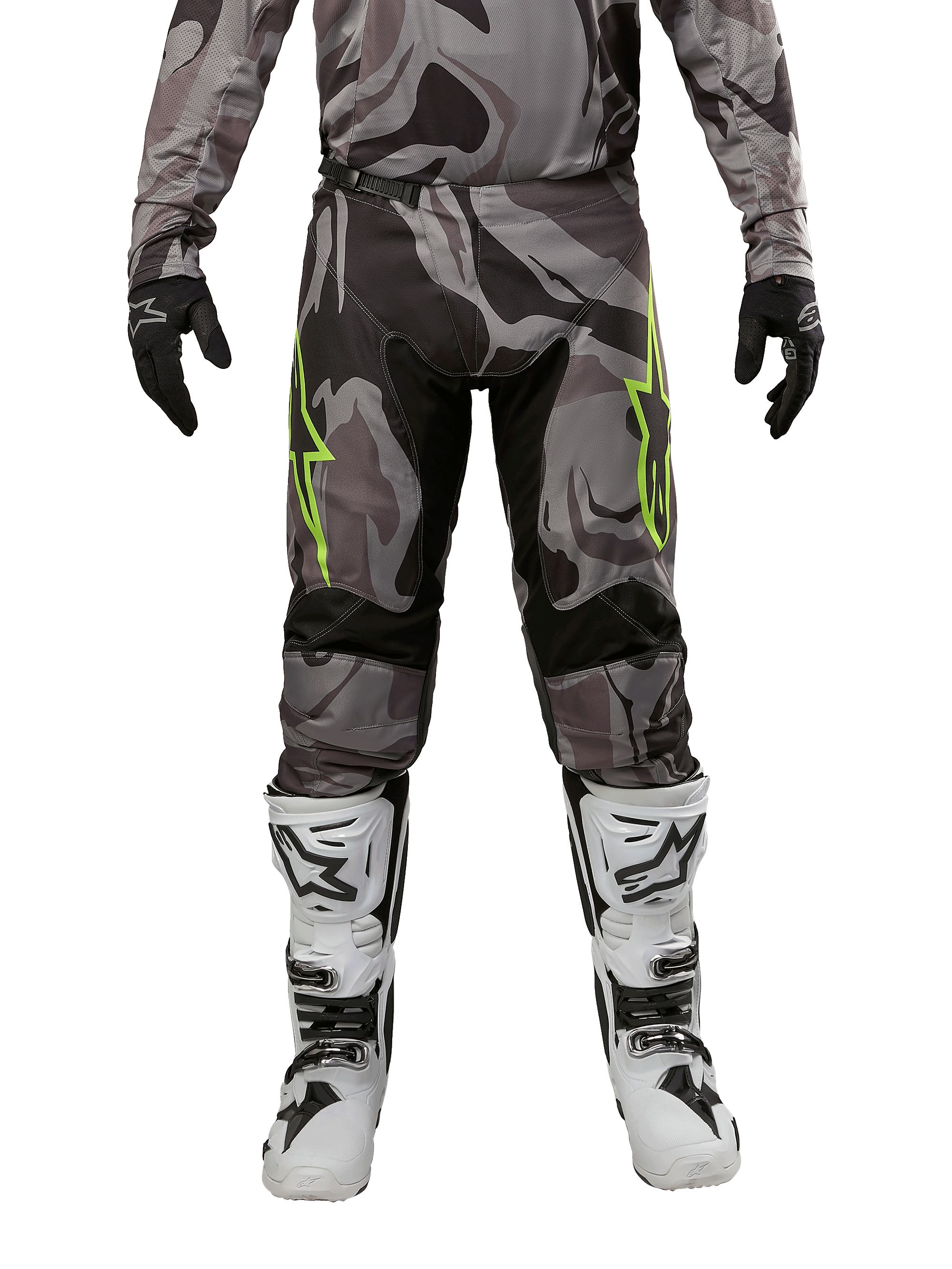 Alpinestars 2024 Racer Tactical crossbroek, motorcrossbroek, Cast Gray Camo Magnet, gedragen met bijpassende camouflage jersey, zwarte handschoenen en witte en zwarte laarzen, voorzien van limegroene sterlogo's op de dijen en zwarte stretchpanelen, vooraanzicht van off-road rijuitrusting