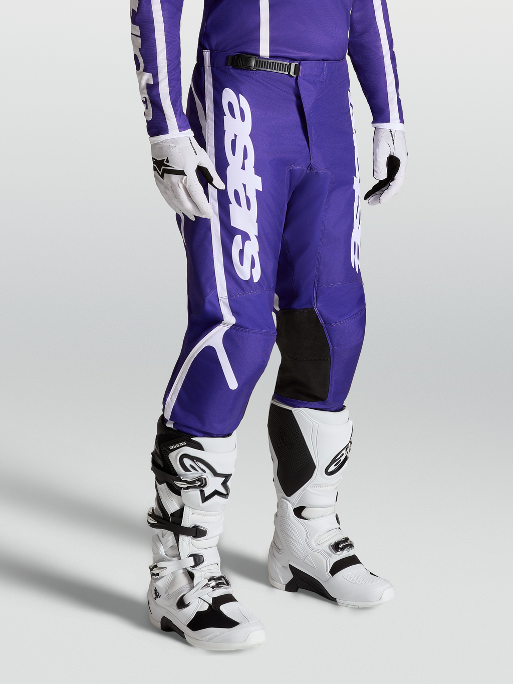 Alpinestars Fluid Apex V2 Broek, motocrossbroek voor heren, blauw en wit, met voorgevormde broekspijpen en duurzame constructie.