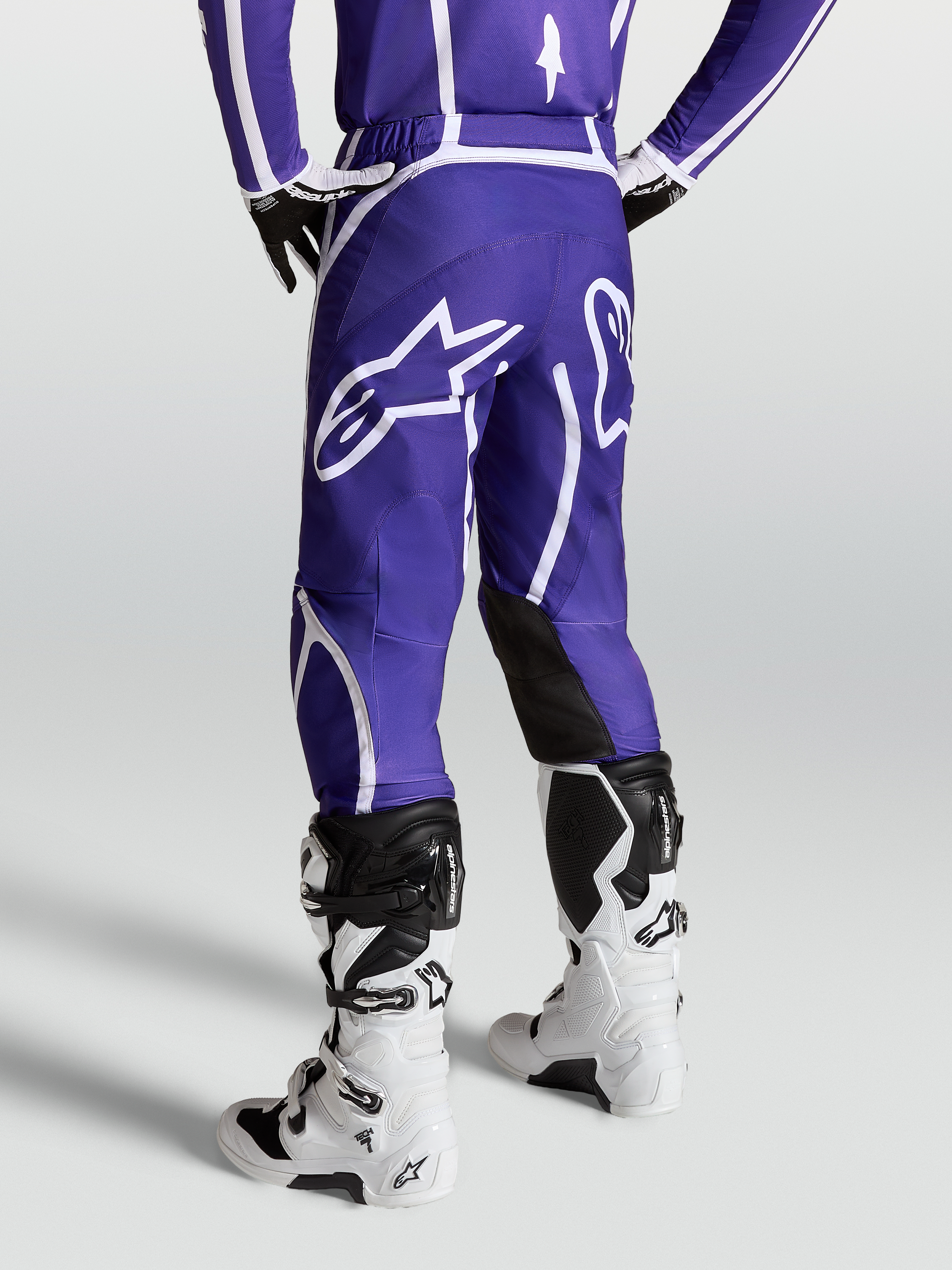 Alpinestars Fluid Apex V2 broek voor heren, motorcrossbroek in blauw en wit, met ergonomische 3D-pasvorm en groot sterlogo op het rugpand.