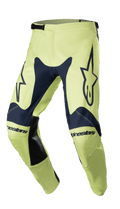 Alpinestars 2023 Racer Hoen broek, motorcrossbroek, Night Navy en Fluorite Green, met grote sterlogo's op de dijen, zwarte leren patches aan de binnenkant van de benen, voorgevormde ergonomische constructie en verstelbare ratelsluiting in de taille.