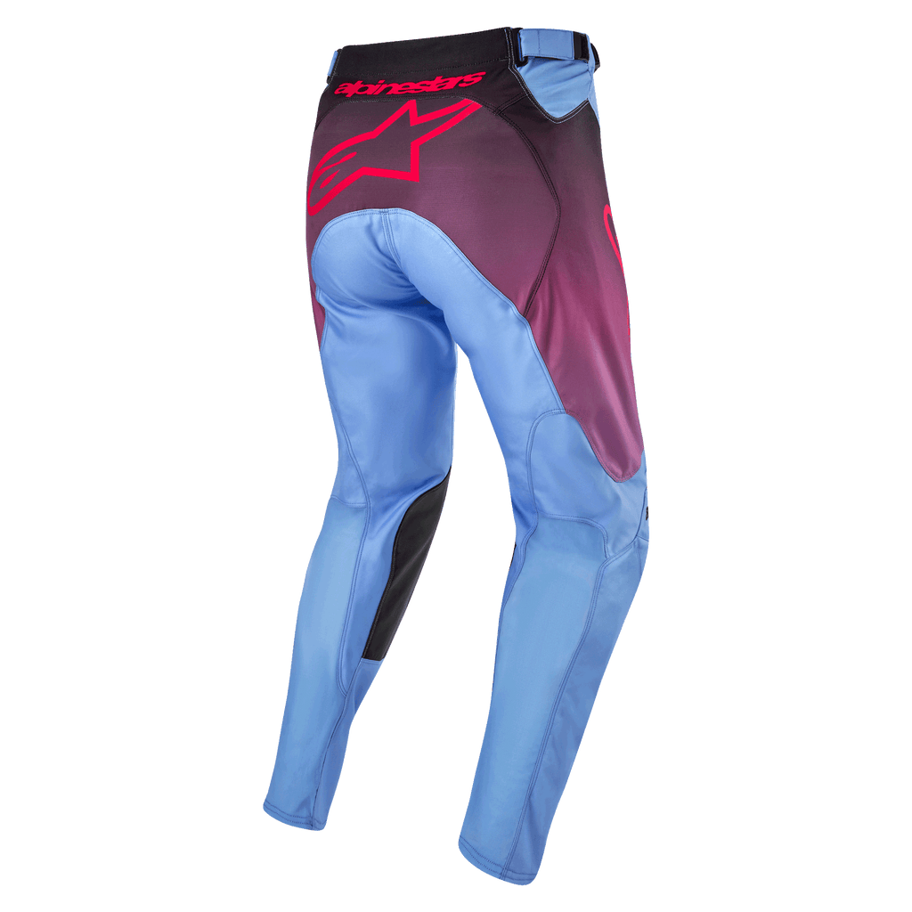 Alpinestars 2024 Racer Hoen broek, motorcrossbroek, Lavan Purple en zwart, achteraanzicht met lichtblauwe pijpen, groot roze Alpinestars-logo op het zitvlak, zwarte binnenpanelen op de knieën en ergonomische voorgevormde constructie voor off-road rijden