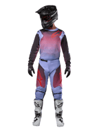 Motorcrosser in complete race-uitrusting, Alpinestars 2024 Racer Hoen jersey en broek, Lavan Purple en zwart met rode accenten, zwarte helm, wit-zwarte laarzen, zwarte handschoenen, gecoördineerde outfit voor off-road racen