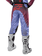 Alpinestars 2024 Racer Hoen broek, motorcross broek, Lavan paars en zwart, achteraanzicht met een groot rood sterlogo op het zitvlak, gedragen met witte motorcrosslaarzen, voorzien van ademende stretchpanelen op de onderbenen