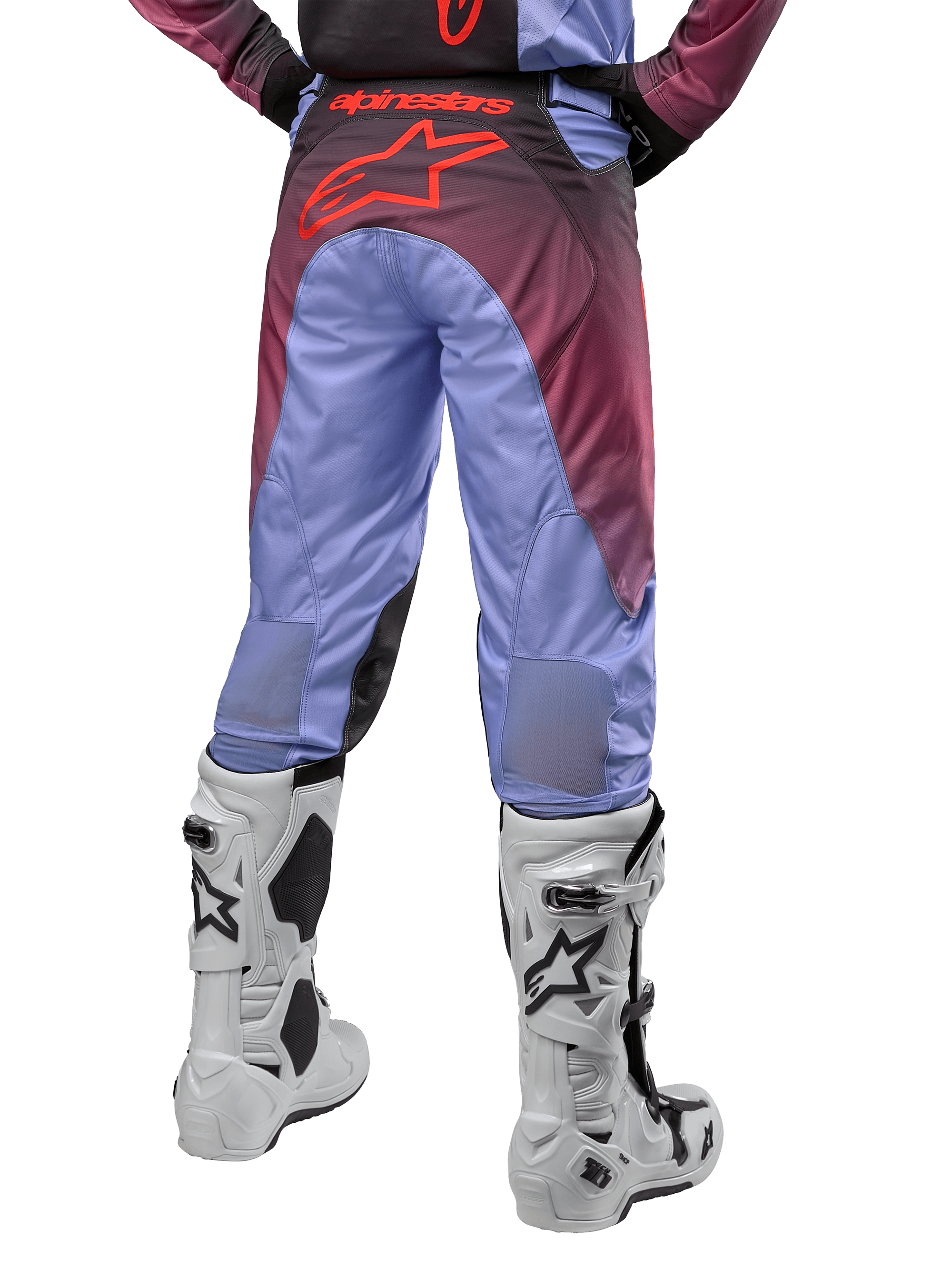 Alpinestars 2024 Racer Hoen broek, motorcross broek, Lavan paars en zwart, achteraanzicht met een groot rood sterlogo op het zitvlak, gedragen met witte motorcrosslaarzen, voorzien van ademende stretchpanelen op de onderbenen