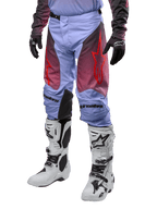 Alpinestars 2024 Racer Hoen broek, motorcross broek, Lavan paars en zwart met rode graphics, voorzien van rode sterlogo's op de bovenbenen en zwarte belettering op de knieën, gedragen met wit-zwarte laarzen en zwarte handschoenen