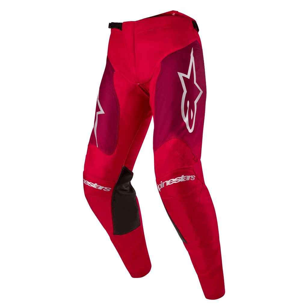 Alpinestars 2024 Racer Hoen broek, motorcrossbroek, Mars Red Burgundy, met bordeauxrode dijbeenpanelen en witte Alpinestars-logo's op de knieën en heupen, zwarte gripvlakken aan de binnenzijde van de knieën, sportief voorgevormd ontwerp voor off-road prestaties