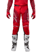 Alpinestars 2024 Racer Hoen broek, motorcrossbroek, Mars Red Burgundy, vooraanzicht met zilveren Alpinestars-logo's en branding op de knieën, gedragen met bijpassende rode jersey, rood-zwarte handschoenen en witte off-road laarzen