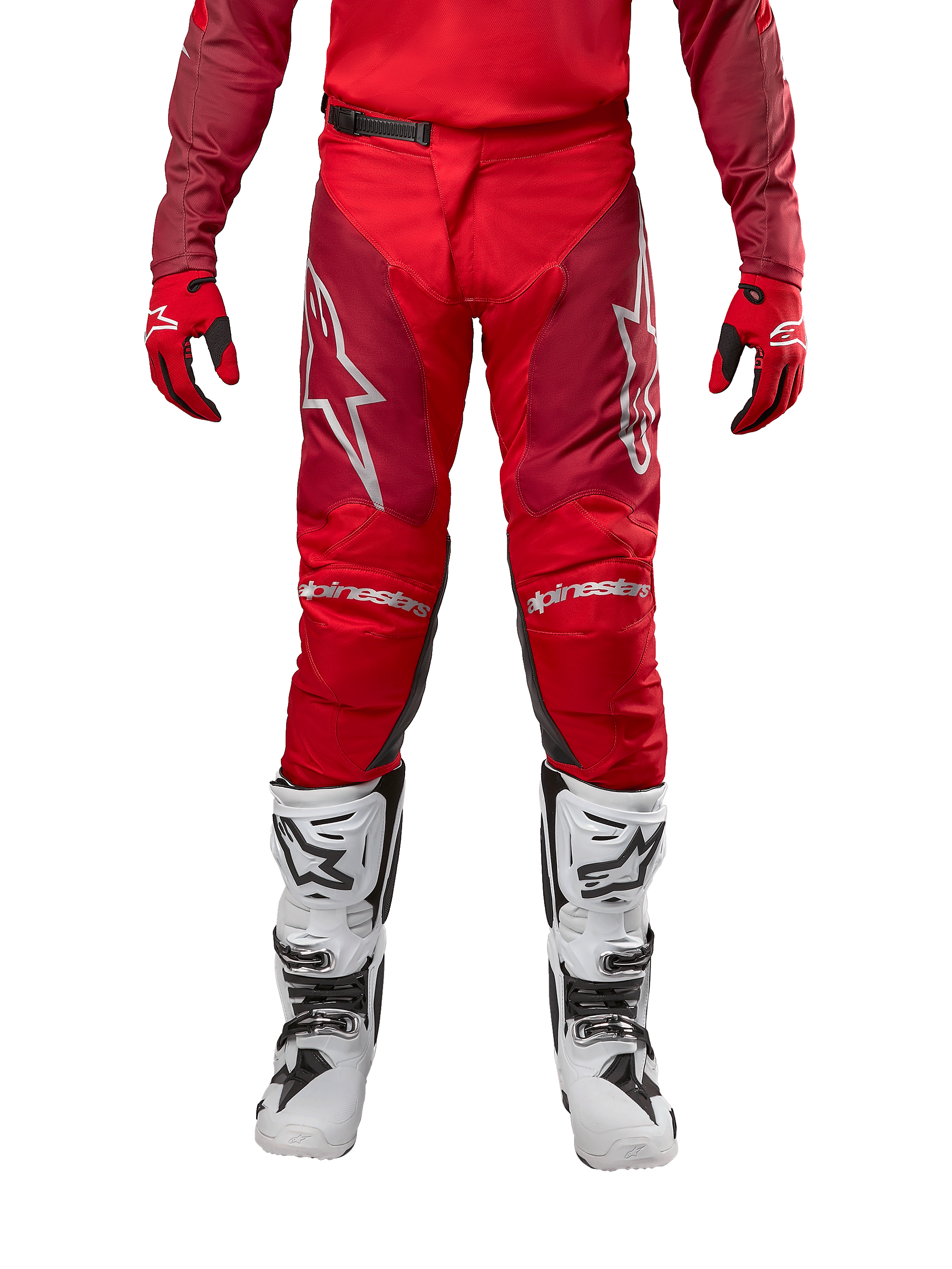 Alpinestars 2024 Racer Hoen broek, motorcrossbroek, Mars Red Burgundy, vooraanzicht met zilveren Alpinestars-logo's en branding op de knieën, gedragen met bijpassende rode jersey, rood-zwarte handschoenen en witte off-road laarzen