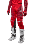 Alpinestars 2024 Racer Hoen crossbroek, motorcross broek, Mars Red en Burgundy, gedragen met bijpassende rode jersey en handschoenen en witte laarzen, met zwarte leren kniepanelen en witte logo's, duurzame technische kleding voor off-road racing