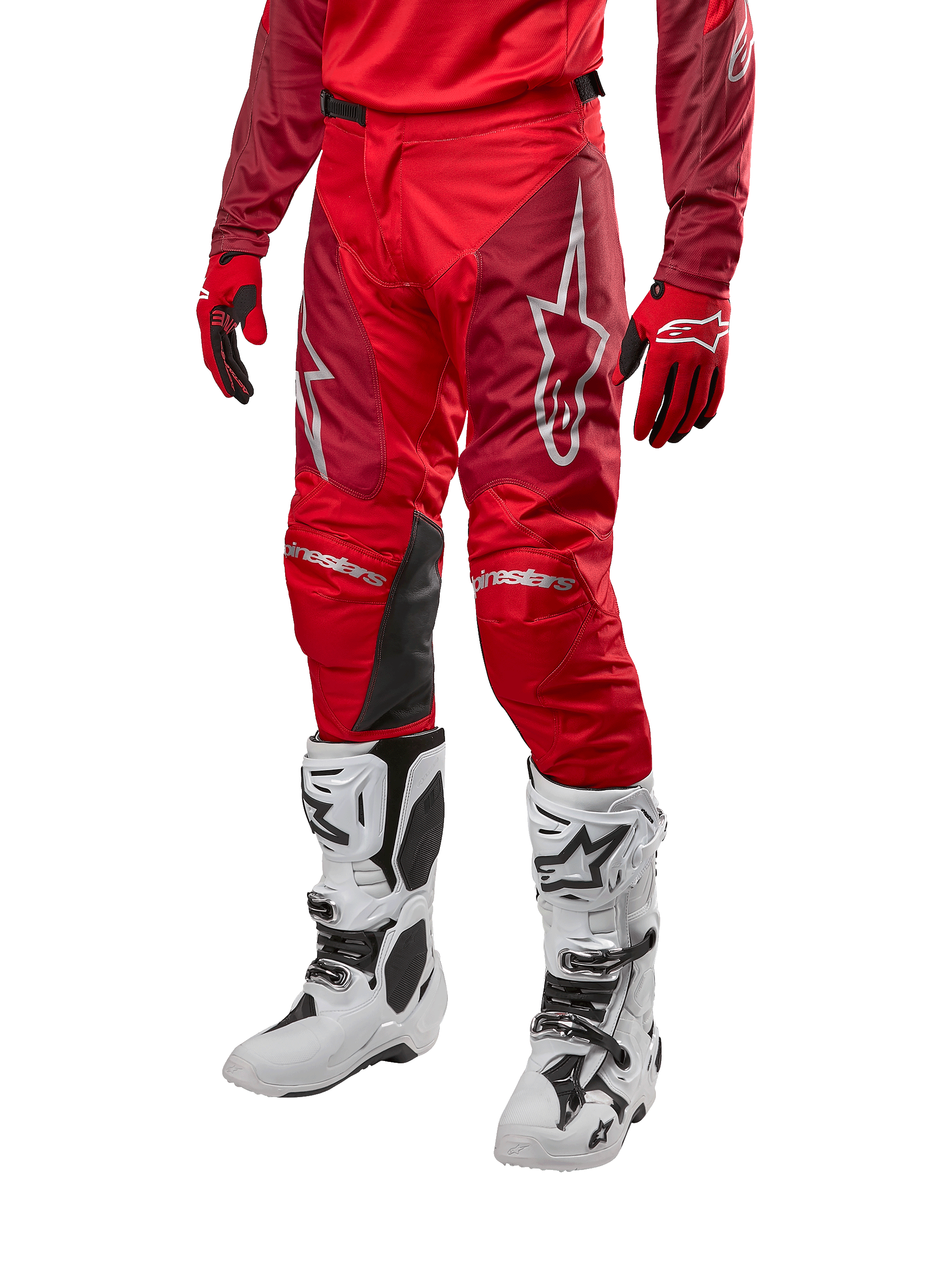 Alpinestars 2024 Racer Hoen crossbroek, motorcross broek, Mars Red en Burgundy, gedragen met bijpassende rode jersey en handschoenen en witte laarzen, met zwarte leren kniepanelen en witte logo's, duurzame technische kleding voor off-road racing