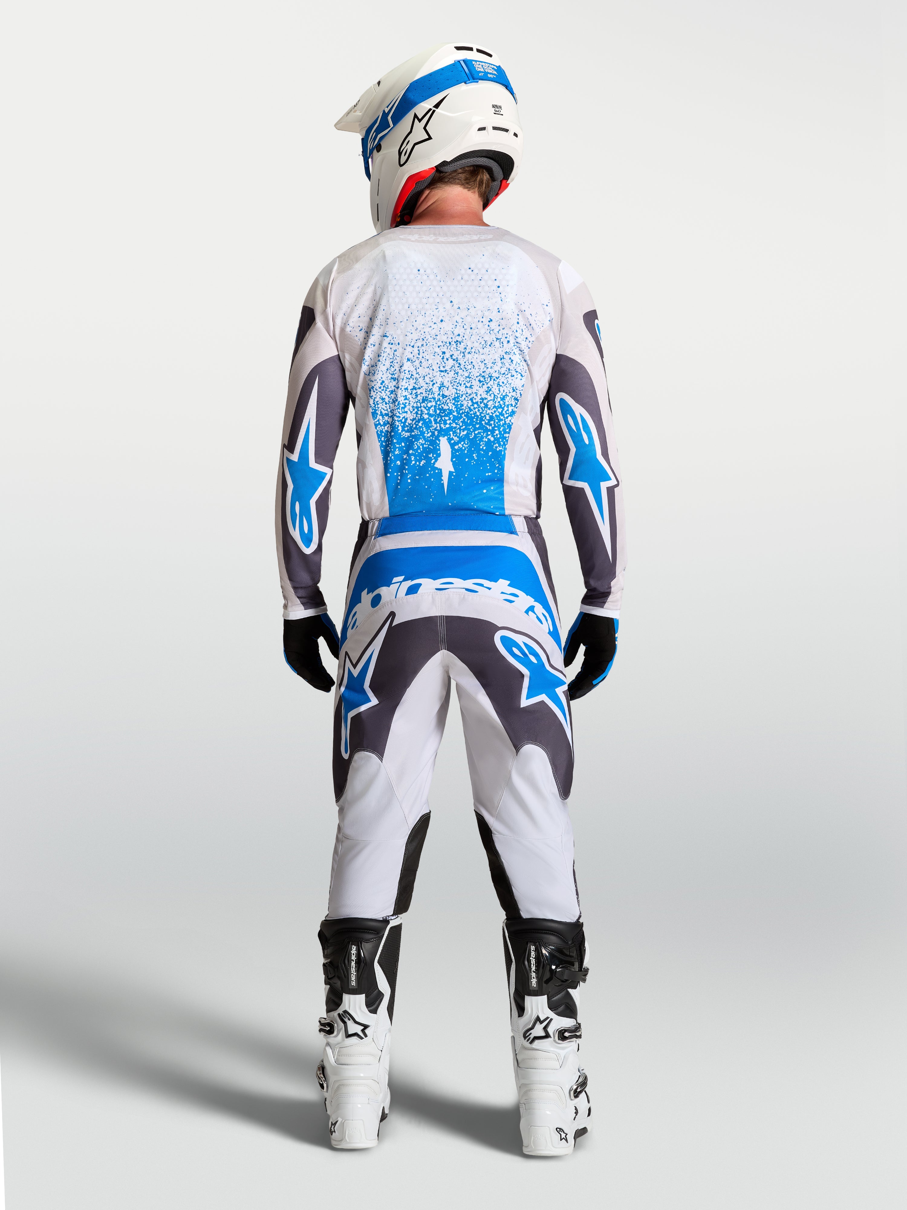 Alpinestars Fluid Drag broek, motocross off-road broek, grijs en blauw, ergonomische 3D-pasvorm en verstevigd zitvlak.