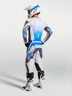 Alpinestars Fluid Drag broek, herenmotorcrossbroek in wit en blauw, 600D polystof, achteraanzicht op model.