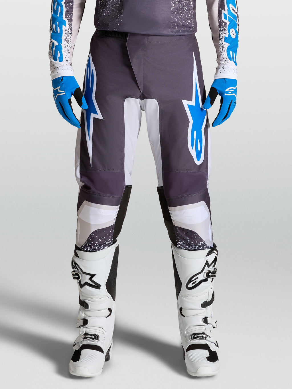 Alpinestars Fluid Drag broek, motorcrossbroek voor heren, grijs en blauw, 600D polyfabric constructie, met witte motorlaarzen
