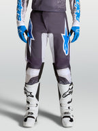 Alpinestars Fluid Drag broek, motorcrossbroek voor heren, grijs en blauw, 600D polyfabric constructie, met witte motorlaarzen