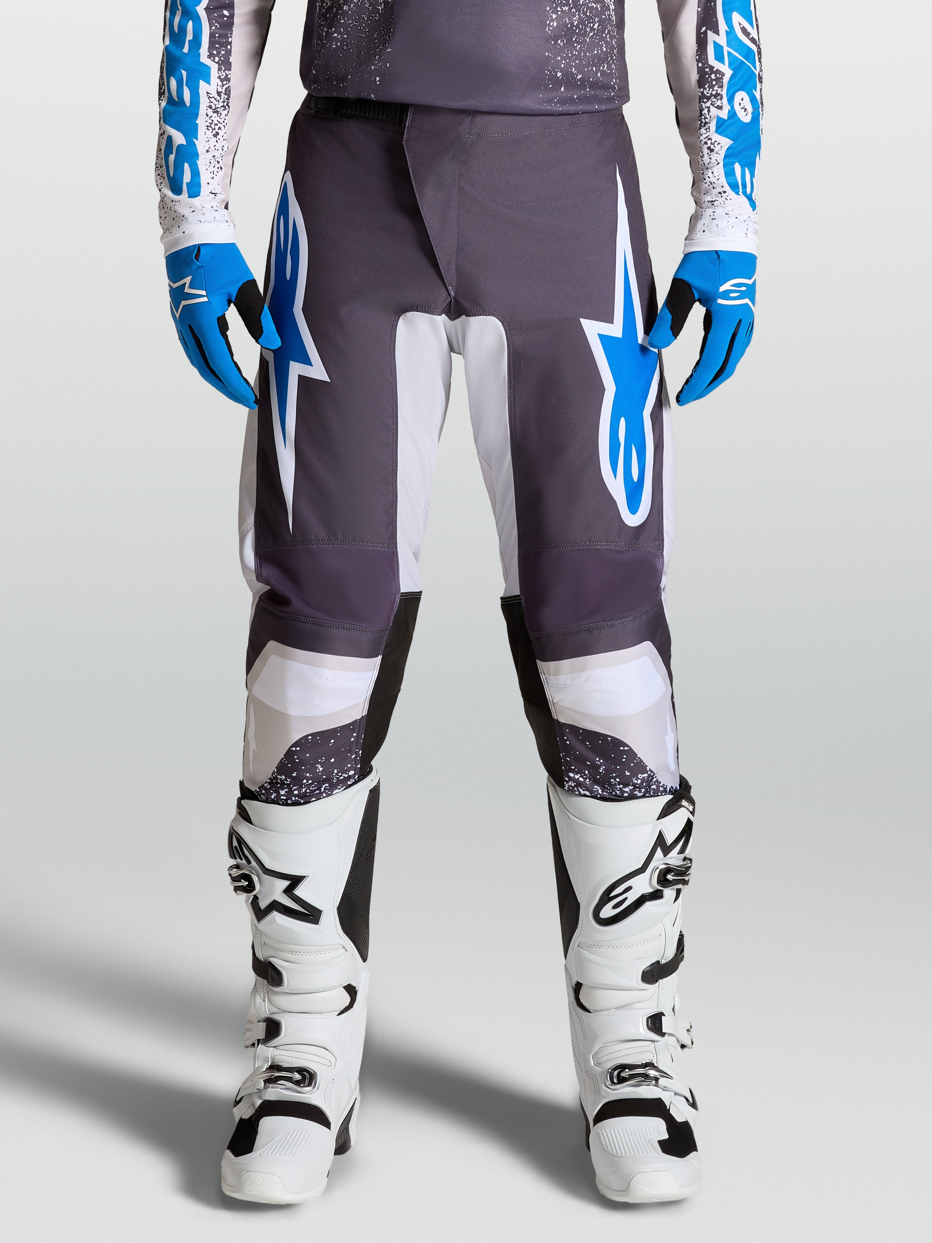 Alpinestars Fluid Drag broek, motorcrossbroek voor heren, grijs en blauw, 600D polyfabric constructie, met witte motorlaarzen