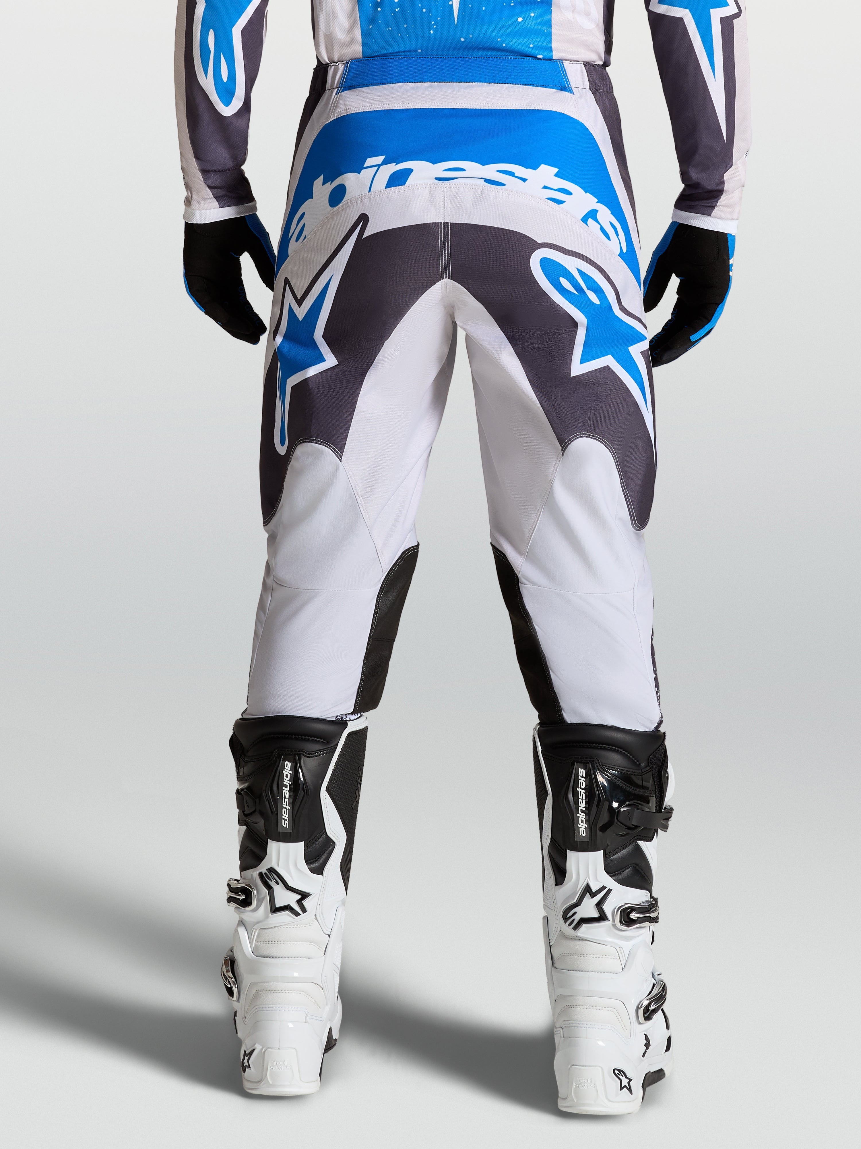 Alpinestars Fluid Drag Broek, heren motorcrossbroek in grijs en blauw, verstevigd zitvlak voor off-road rijden.