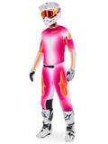 Motorcrosser in de Alpinestars Supertech AFD MIG Limited Edition uitrustingsset, jersey en broek met een kleurverloop van Pink Fluo White en oranje, witte helm met oranje crossbril, witte en zwarte laarzen, professionele crosskleding