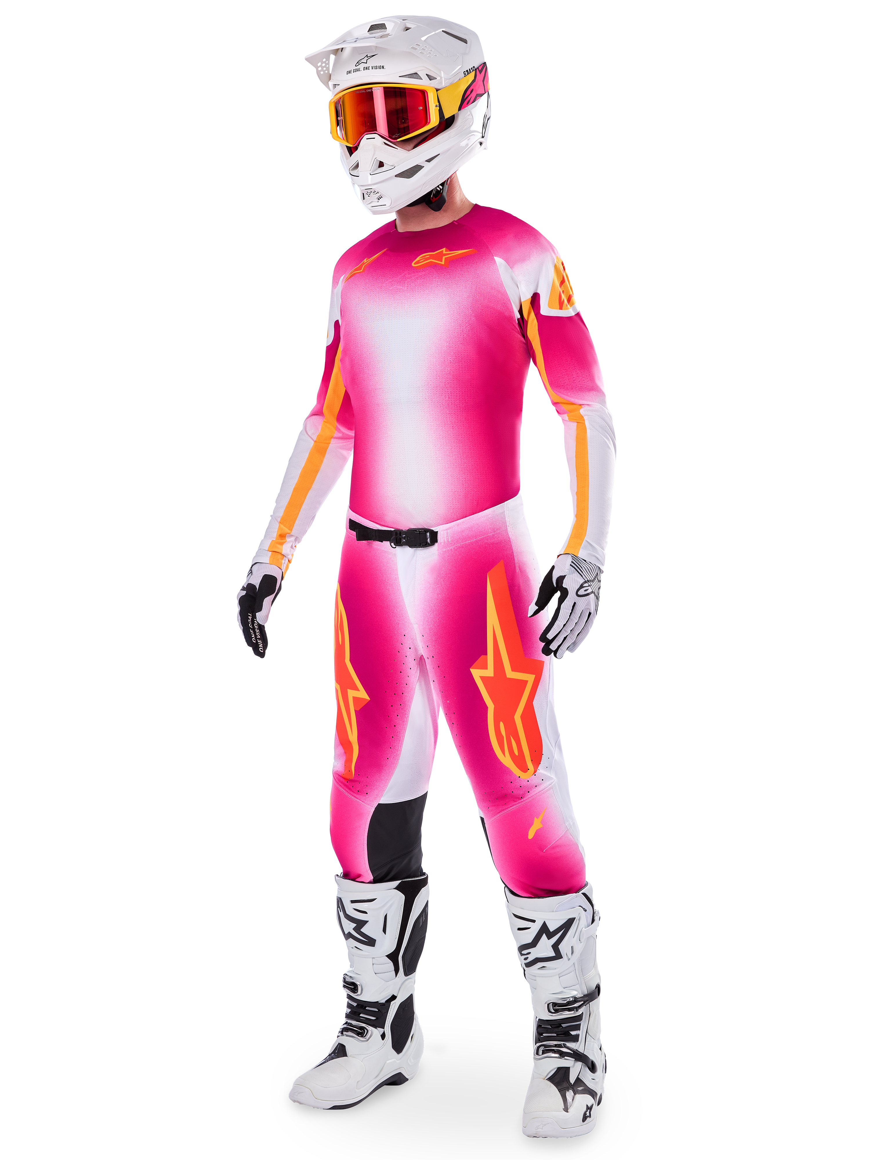 Motorcrosser in de Alpinestars Supertech AFD MIG Limited Edition uitrustingsset, jersey en broek met een kleurverloop van Pink Fluo White en oranje, witte helm met oranje crossbril, witte en zwarte laarzen, professionele crosskleding