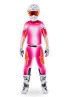 Motorcrossrijder met de Alpinestars Limited Edition Supertech AFD MIG uitrustingsset, felroze (Pink Fluo) en wit tenue met kleurverloop en oranje logo's, witte helm met rode crossbril, witte en zwarte laarzen en handschoenen, gecoördineerde professionele race-outfit