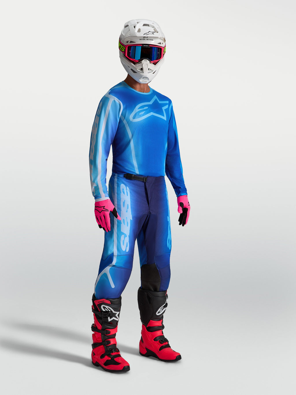 Alpinestars Fluid Kepler broek, heren motorcrossbroek, blauw, duurzame 600D polystof, gedragen door model in MX-uitrusting.