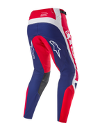 Alpinestars Limited Edition Techstar Fortitude broek, motorcross broek, felrood wit blauw, achteraanzicht met blauwe zitvlak- en beenpanelen met rode en witte accenten, witte sterlogo's op de dijen en Techstar race spec branding op de tailleband.