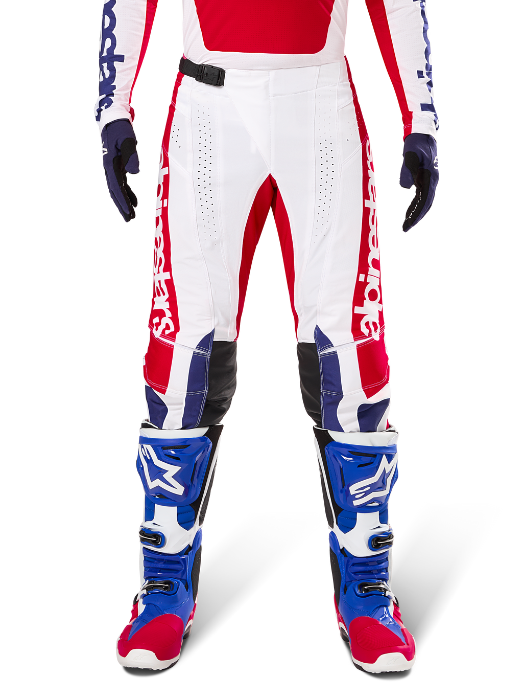 Limited Edition Techstar Fortitude crossbroek, motorcross broek, felrood, wit en blauw, gedragen met bijpassende uitrusting waaronder blauwe beschermende laarzen en handschoenen, voorzien van een wit chassis met rode graphics, zwarte leren kniepanelen en lasergesneden perforaties, professionele off-road racekleding