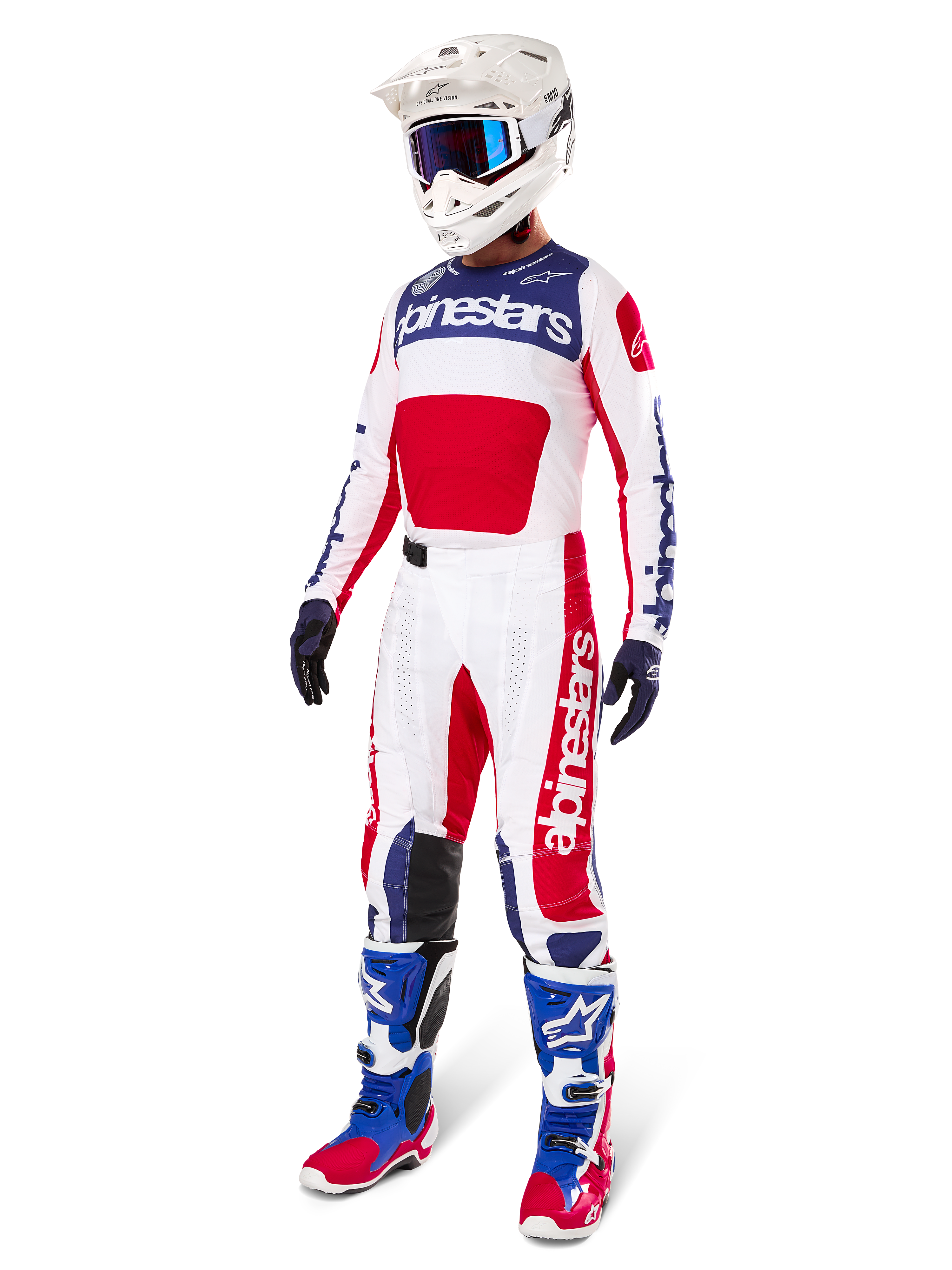 Alpinestars Limited Edition Techstar Fortitude broek, motorcross gearset, rood, wit en blauw, gedragen met bijpassende jersey, witte helm, blauwe bril en blauwe en rode laarzen, gecoördineerde professionele race-outfit voor off-road competitie